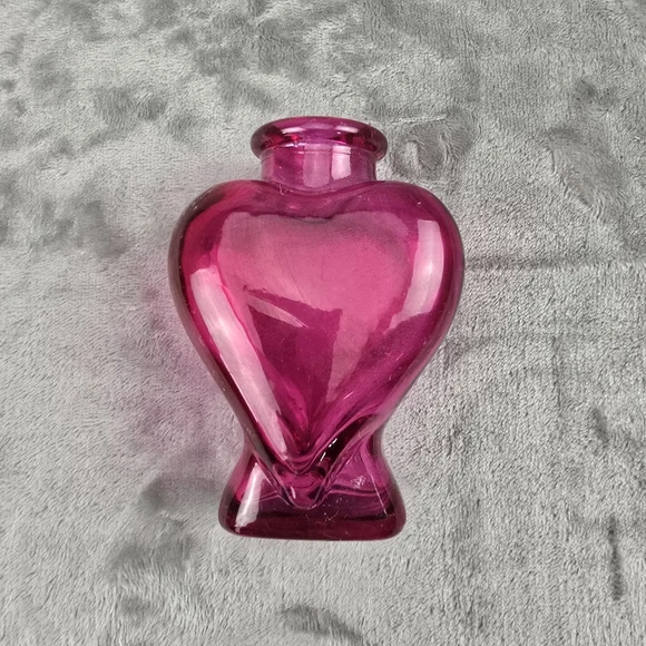 Heart-Shaped Pink Glass Vase - Picture 3 of 7